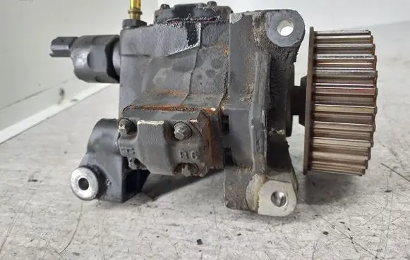 Renault Megane II Fuel injection high pressure pump 