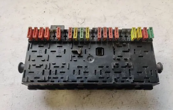 Volkswagen PASSAT B3 Fuse module 171941813D