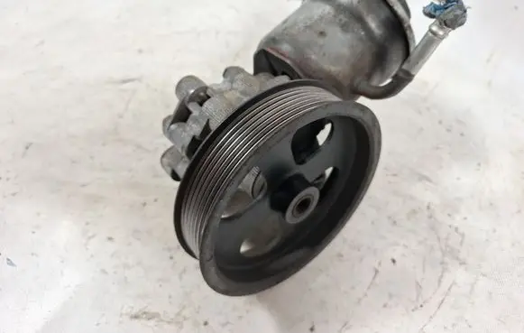 Toyota Corolla Verso AR10 Power steering pump