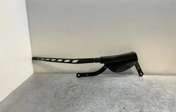 Front wiper blade arm