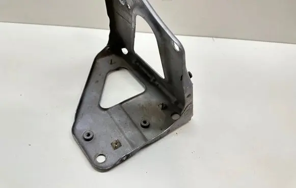 Audi A6 S6 C6 4F Fender mounting bracket 4F0821135