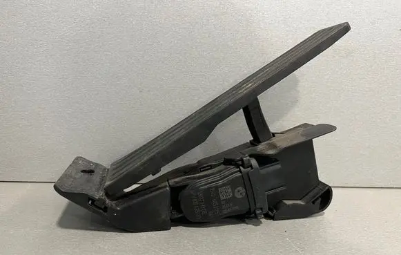 BMW 4 F32 F33 Accelerator throttle pedal 6853175 12037313DE