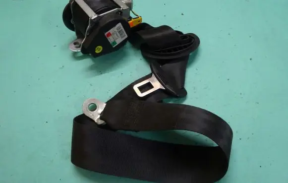Volkswagen Golf VI Front seatbelt 1K4857705AJ