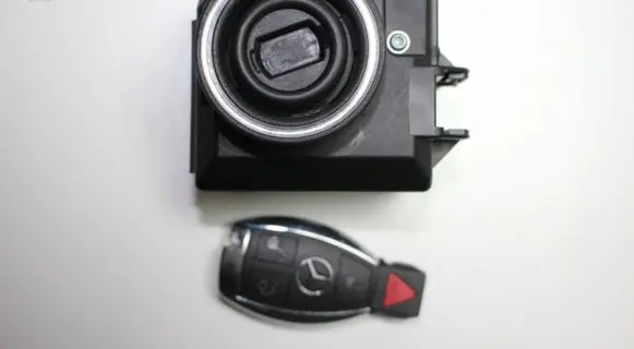 Mercedes-Benz E C207 W207 Ignition lock A2079052900