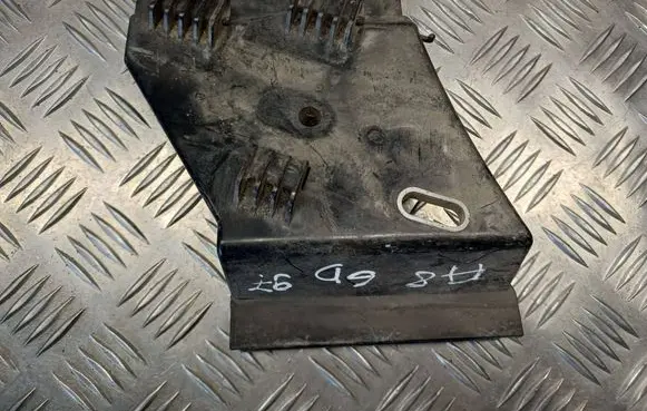 Rear bumper mounting bracket