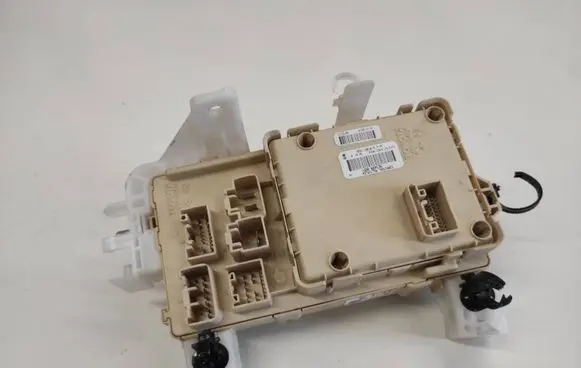 Toyota Corolla Verso AR10 Fuse module 892210F010 06100911210302