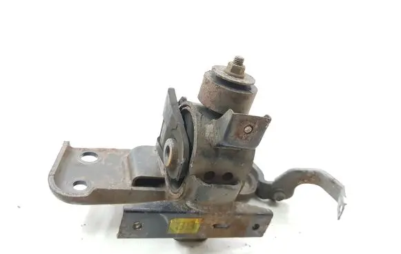 Toyota RAV 4 (XA30) Engine mount bracket
