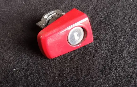 Opel Mokka Front door lock (next to the handle) 