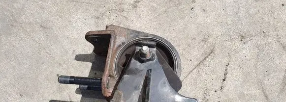 KIA Sorento Engine mount bracket