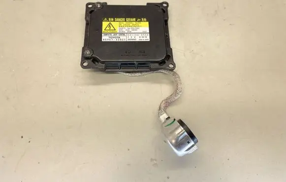 Lexus ES 300h (6th Gen) Xenon control unit/module 8596752021