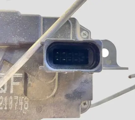 Opel Zafira B Front door lock 13210746