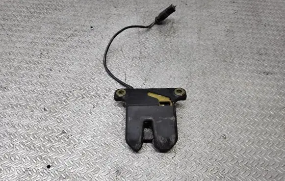 Audi A8 S8 D2 4D Tailgate/trunk/boot lock/catch/latch 827505