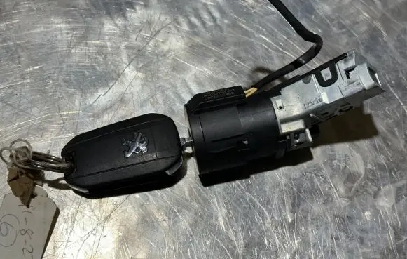Peugeot 308 Ignition lock 9663123380