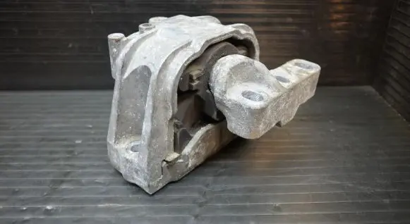 Volkswagen Golf V Engine mount bracket 1K0199262