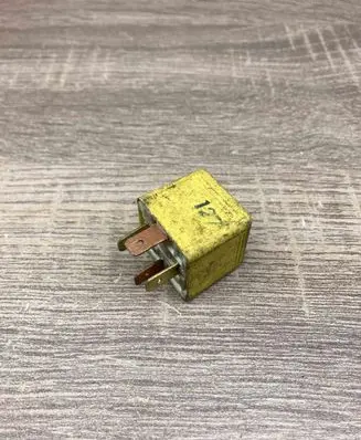 Volkswagen PASSAT B6 Other relay 4RA00351055