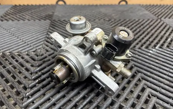 Porsche Panamera (970) Fuel injection high pressure pump 94811031525