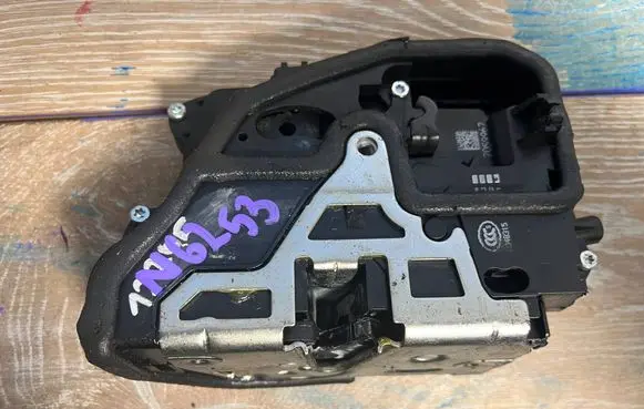 BMW X3 E83 Front door lock 7059967
