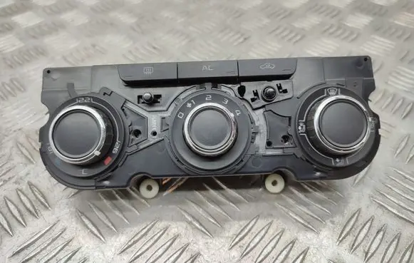 Skoda Octavia Mk2 (1Z) Climate control unit 3T0820047H