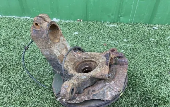 Front wheel hub spindle knuckle