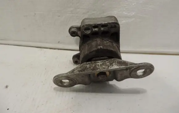 Engine mount vacuum valve
