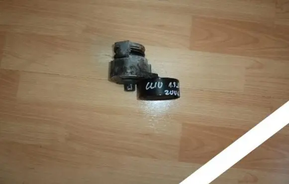 Renault Clio III Timing belt tensioner 