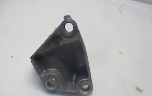 Nissan Qashqai Engine mounting bracket