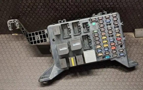 Ford Mondeo Mk III Fuse module 1S7T14A073AF
