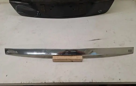 Opel Astra H Tailgate trim 13105815