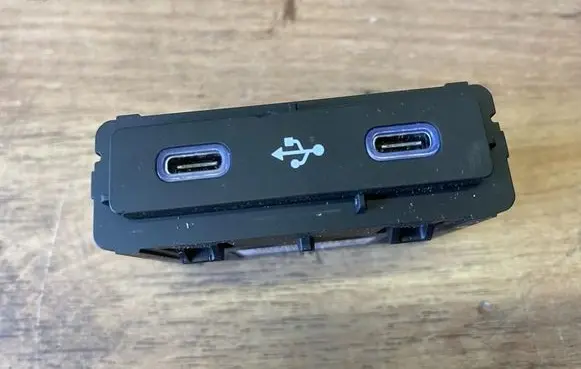Renault Austral USB socket connector 284H38566R