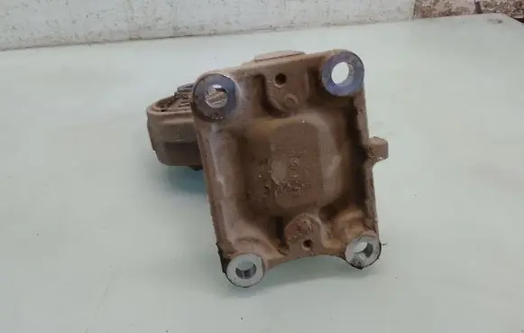 Honda CR-V Engine mount bracket