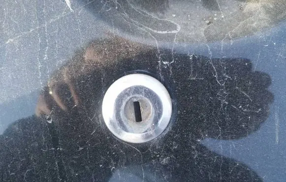 Peugeot 206 Front door lock (next to the handle) 