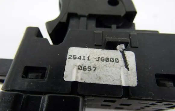 Nissan X-Trail T30 Electric window control switch 25411JG000