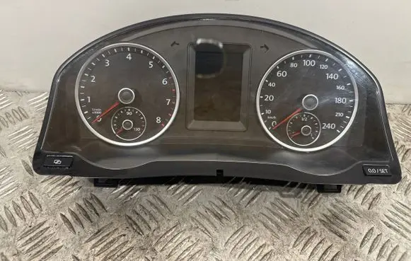 Volkswagen Tiguan Speedometer (instrument cluster) 5N0920871A