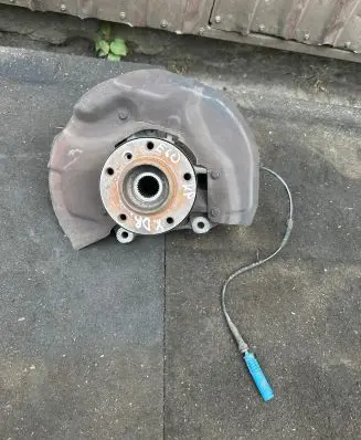 Front wheel hub spindle knuckle