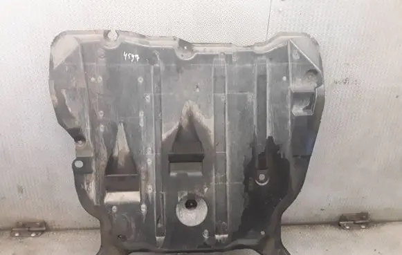 Volvo XC90 Engine splash shield/under tray