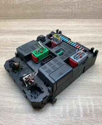 Peugeot 307 Fuse module 9636760580E 9644098180