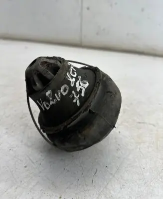 Volvo XC70 Engine mount bracket