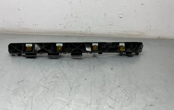 Rear bumper mounting bracket