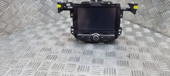 Opel Corsa E Radio/CD/DVD/GPS head unit 39060809 MED62990801