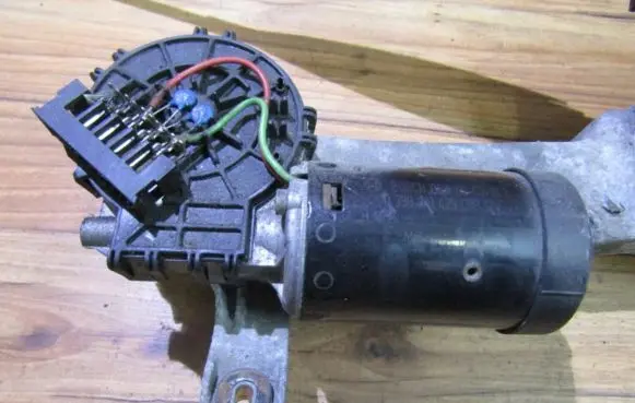 Mercedes-Benz E W210 Wiper motor 0390241429