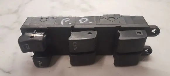Nissan X-Trail T30 Electric window control switch
