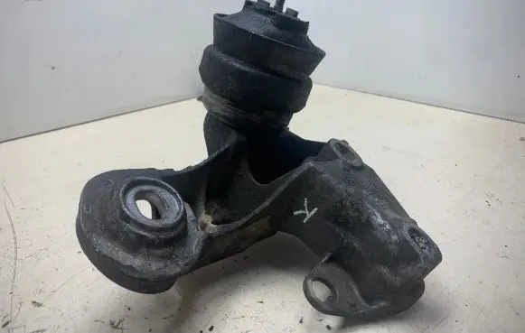 Volkswagen PASSAT B5.5 Engine mount bracket 8E0199352Q