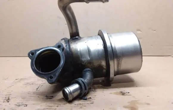 Audi Q3 8U EGR valve cooler 04L131512