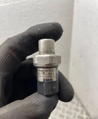 Volkswagen PASSAT B5.5 Air conditioning (A/C) pressure sensor 8D0959482B