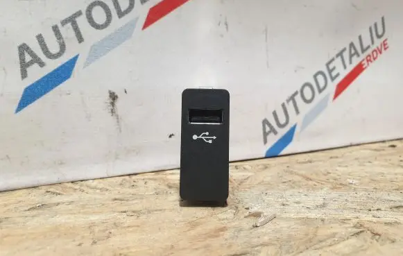 BMW 2 F45 USB socket connector 6820397 84106820397