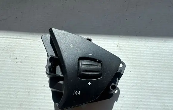 Tesla Model S Steering wheel buttons/switches 101324200H