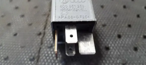 Volkswagen PASSAT B5 Other relay 8D0951253 V23134-J52-X300