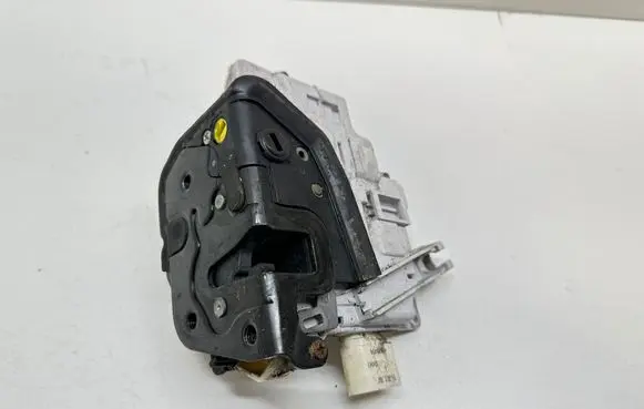 Audi A6 S6 C6 4F Rear door lock 4F0839015