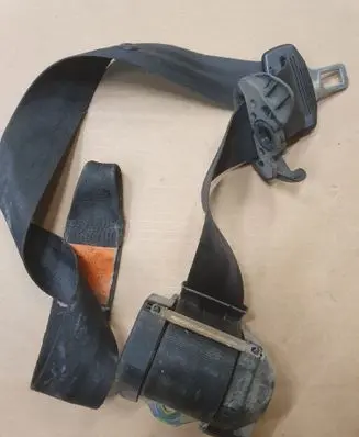 Volkswagen Golf III Front seatbelt 1H3857706