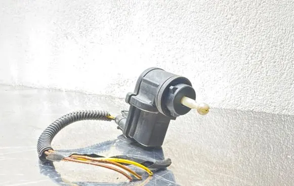 Opel Vectra B Headlight level adjustment motor 90504207 93064